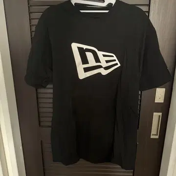 NEWERA 블랙 T셔츠