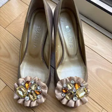 다이애나 DIANA 비쥬 부착 펌프스 사이즈 22.5 골드에 가까운