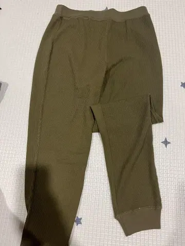 올리브색 조거 팬츠