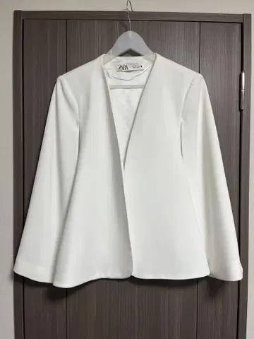 ZARA 화이트 케이프 자켓