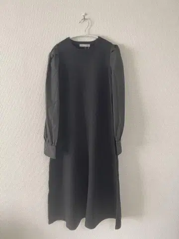 [ 새상품 ] armonia 블랙 퍼프 슬리브 미디 기장 원피스