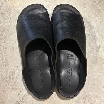 오가닉 핸들룸 엠보 악어 가죽 샌들 블랙