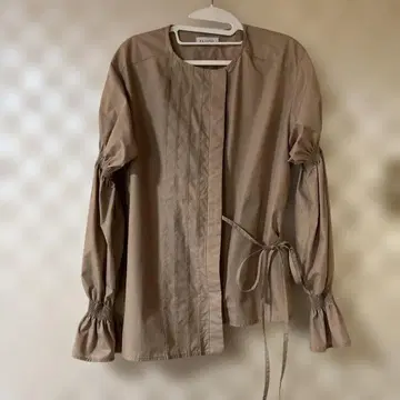 비대칭 셔링 슬리브 셔츠 베이지 프릴 M