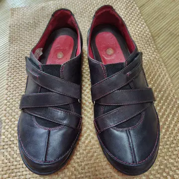 Clarks 언스트럭처드 블랙 가죽 & 레드 스티치 스트랩 신발