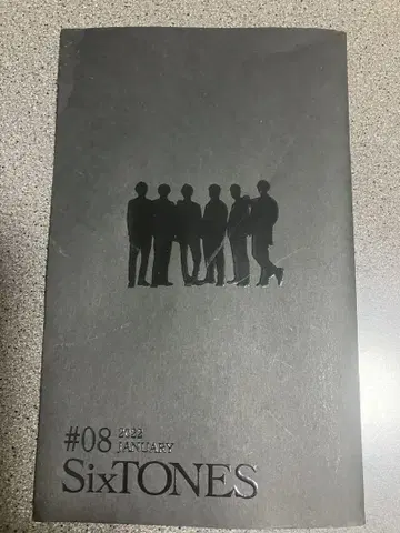 SixTONES 책자와 2025년 4월부터 2026년 3월까지의 달력
