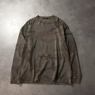 GQ3059 STAMPD : Camo Palm Relaxed Ls Tee