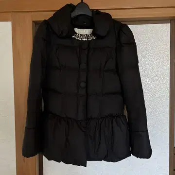 비쥬 장식 블랙 다운 자켓