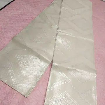 은사 사용의 생생한 색상의 기하학 패턴 후쿠로 오비입니다.