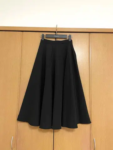 엠프리미어 플레어 롱 스커트 블랙