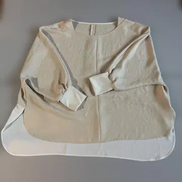 베이지 긴팔 셔츠와 이지 팬츠 세트