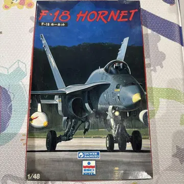 군제 산업과 ESCI가 제조한 1/48 스케일의 F-18 호넷