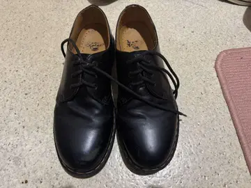 블랙 가죽 레이스업 슈즈 닥터마틴