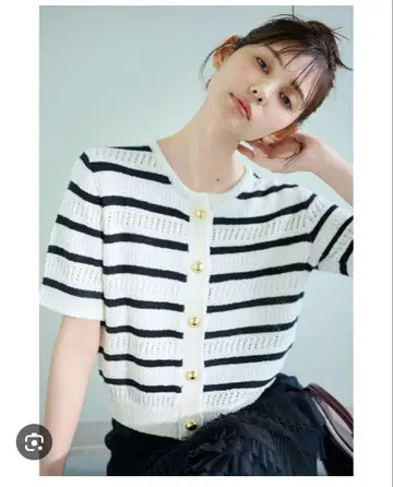 이번 시즌 코코딜 보더 니트 가디건