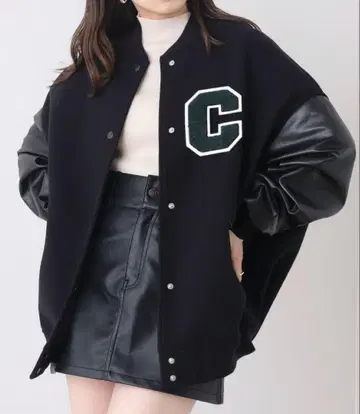 chico 와펜 부착 루즈 바시티 자켓