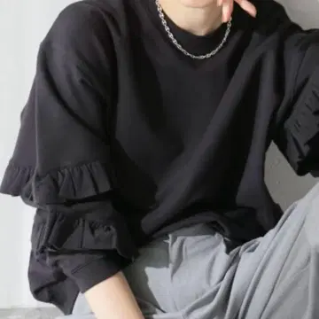 저널 스탠다드 프릴 슬리브 맨투맨
