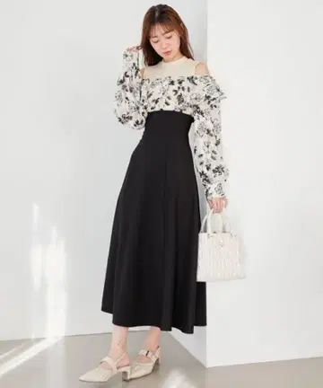 허리를 강조하는 프릴 원피스 MAJESTIC LEGON