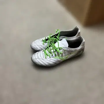 축구용 실버 그린 스파이크 슈즈