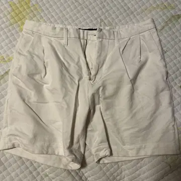 화이트 숏팬츠 플리츠