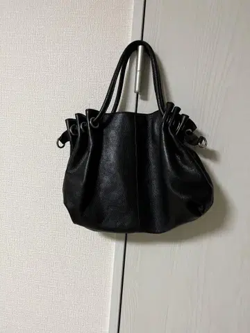 pierre cardin 블랙 가죽 개더 핸드백