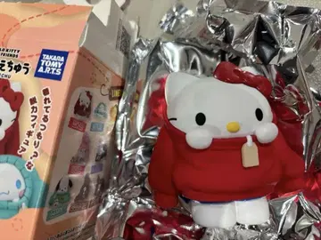 헬로키티 옷 갈아입는 중