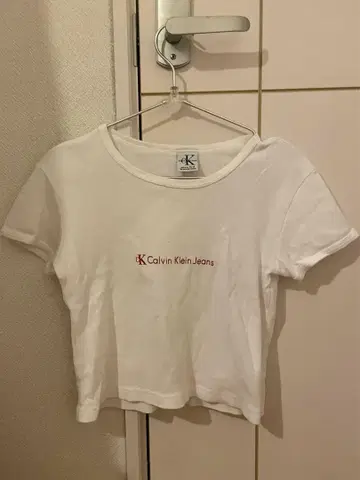 Calvin Klein Jeans 화이트 크롭 T셔츠