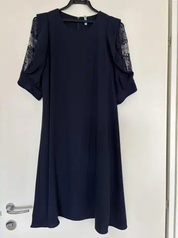 네이비 레이스 소매 A라인 드레스 무릎 기장 경사