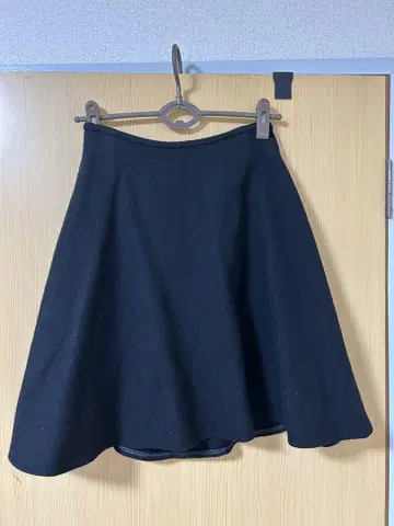 블랙 플레어 스커트 뒷면 지퍼 포함