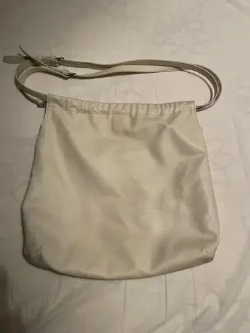 Agnes b. 화이트 숄더백