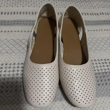 화이트 펀칭 디자인 플랫슈즈