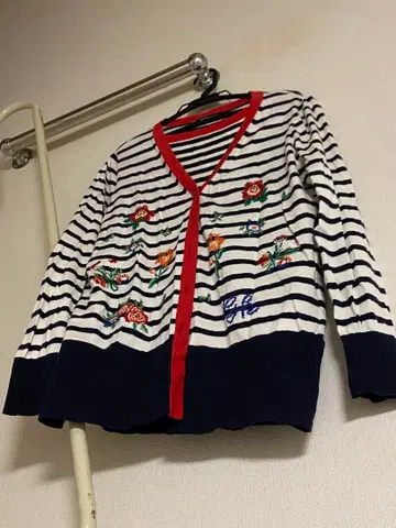 이타리야 꽃무늬 자수 스트라이프 긴팔 앙상블