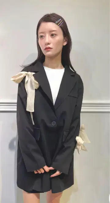 리본 포함 블랙 테일러드 자켓