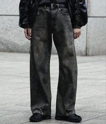 VINTAGE WASHED CURVED DENIM