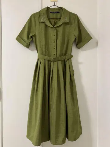 어나더 앙제 피노 오픈 카라 원피스 자수 싸개 버튼