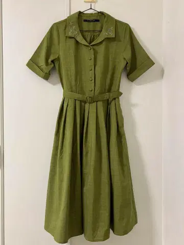 어나더 앙제 피노 오픈 카라 원피스 자수 싸개 버튼