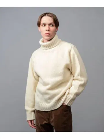 아이보리 터틀넥 니트