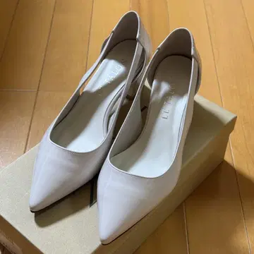 르탈론 포인티드 사이드 커팅 펌프스