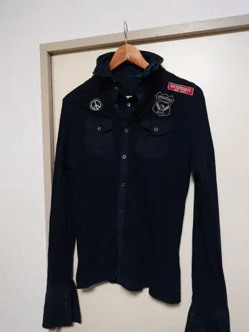 패치가 달린 히피 긴팔 셔츠