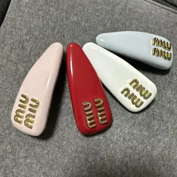miu의 로고가 특징인 헤어 클립 4개