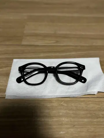 블랙 웰링턴 프레임 안경