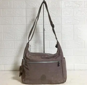 no38147 키플링 몽키 참 사선 숄더 백