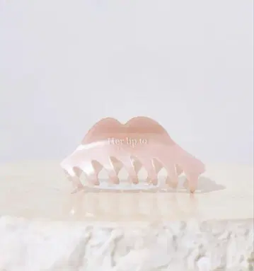 LIP SHAPE HAIR CLIP Her lip to beauty