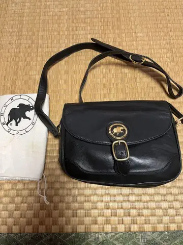 헌팅월드 블랙 가죽 숄더백 수납 가방 포함