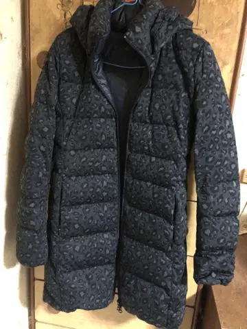 다크 그레이 레오파드 무늬 다운 자켓