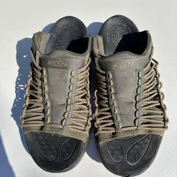 KEEN 올리브 샌들