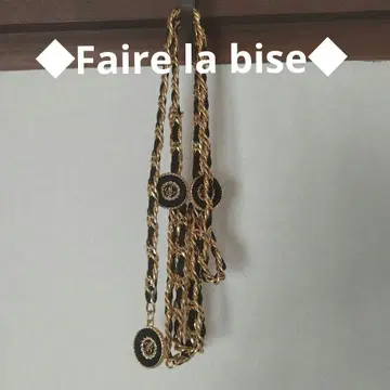 Faire la bise 페일라비즈 체인 벨트