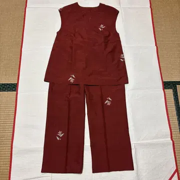 홍갈색 꽃무늬 상의와 팬츠 세트