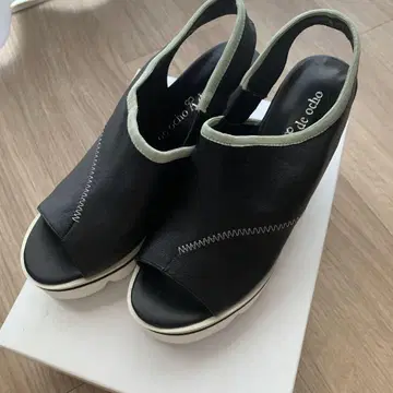 블랙 오픈토 슬링백 샌들