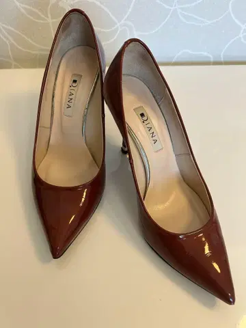 새상품급 다이애나 에나멜 펌프스 24cm/7.5cm 힐