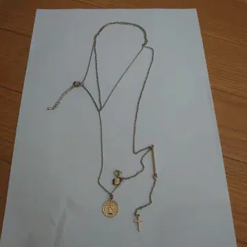 십자가와 메달의 금속제 목걸이