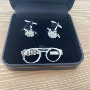 안경형 넥타이핀과 커프스 단추 세트